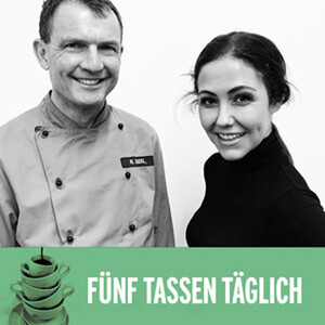 Link: Großansicht des Bildes - Bildinhalt: Zwei Personen mit Schriftzug „FÜNF TASSEN TÄGLICH“