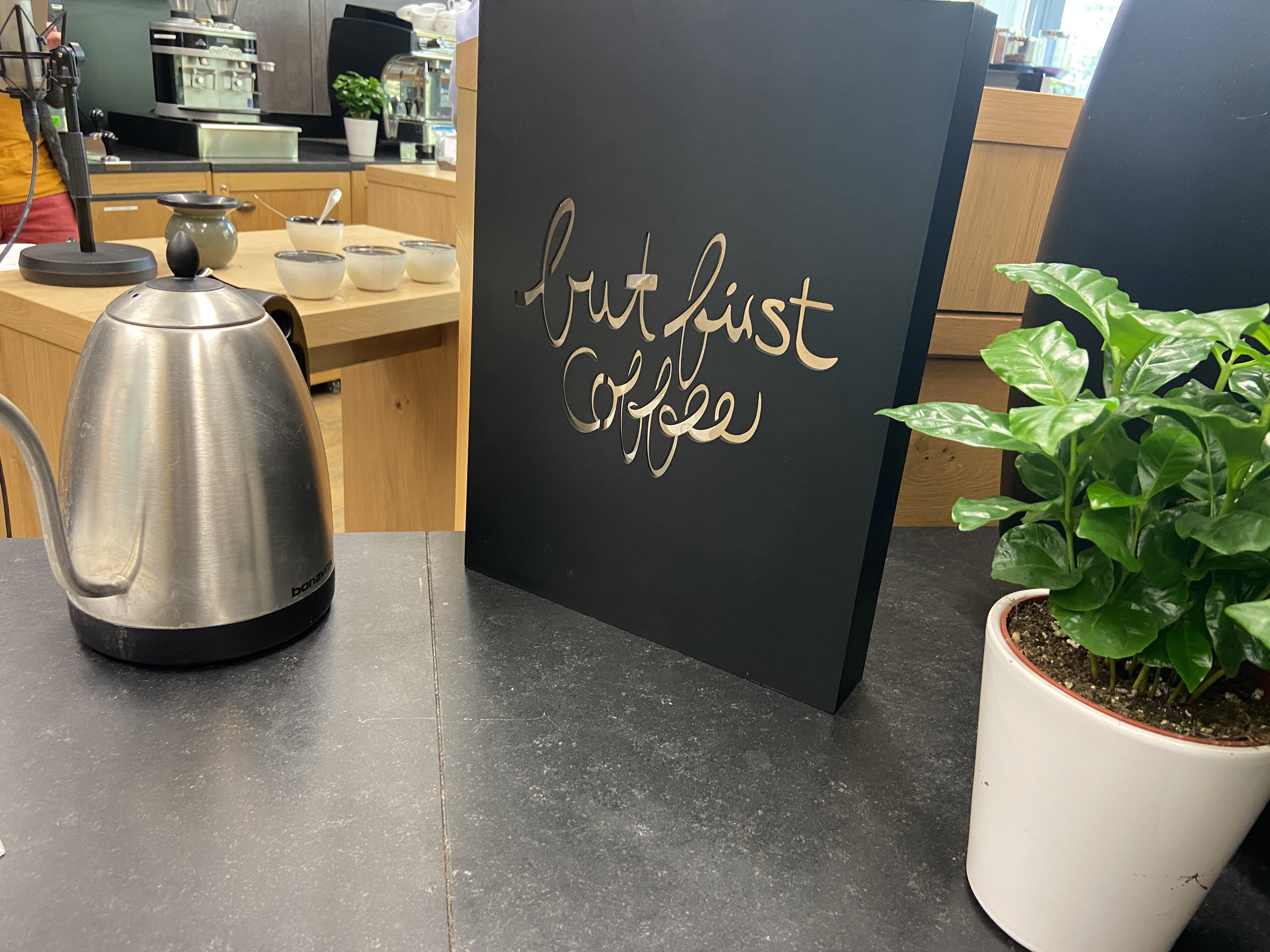 Kaffeeecke mit Kanne, Schild „but first coffee“