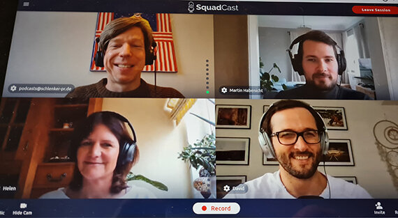 Vier Personen in einem Online-Videomeeting