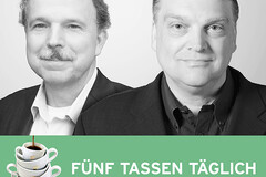 Zwei Männer und Text „Fünf Tassen täglich“