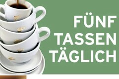 Gestapelte Kaffeetassen, Text „Fünf Tassen täglich“
