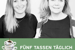 Zwei Frauen, unten Stapel Kaffeetassen, Text „Fünf Tassen täglich“