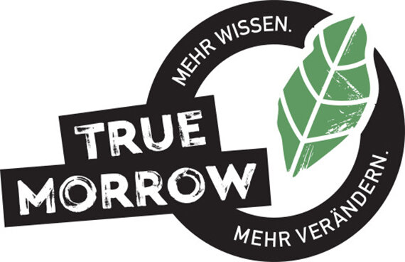 Logo mit Text „TRUE MORROW“, Blatt und Slogan