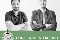 Zwei Männer mit verschleierten Gesichtern und Kaffeetassen