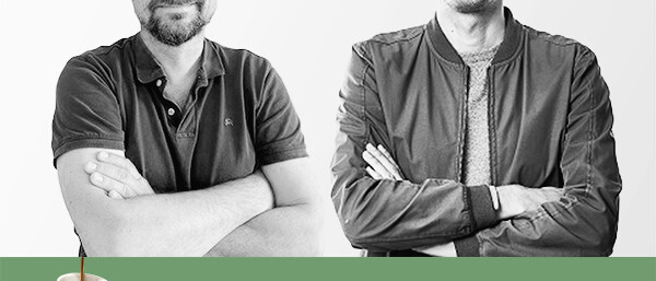 Zwei Männer mit verschleierten Gesichtern und Kaffeetassen