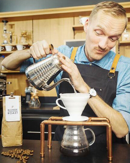 Barista bereitet Filterkaffee zu