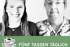 Zwei Personen und fünf gestapelte Kaffeetassen