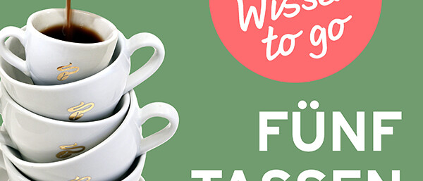 Gestapelte Kaffeetassen mit Text „Fünf Tassen täglich“