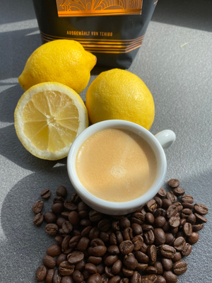 Link: Großansicht des Bildes - Bildinhalt: Espressotasse mit Zitronen und Kaffeebohnen