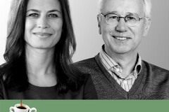 Zwei Personen mit verdeckten Gesichtern, Text „Fünf Tassen täglich“