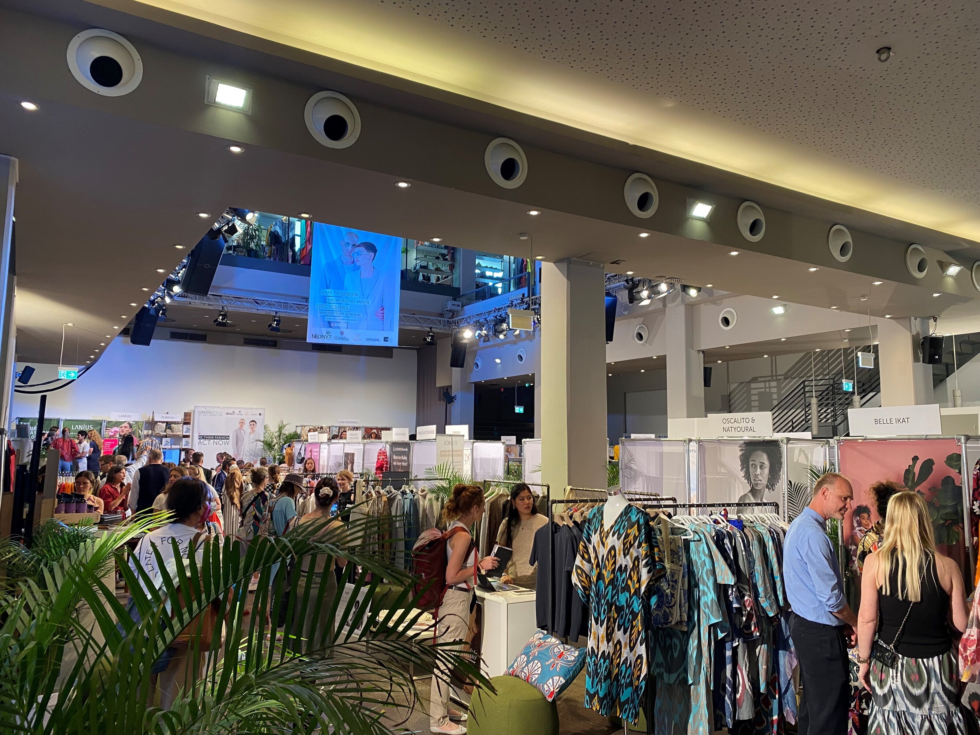 Menschen stöbern auf einer Mode-Messe in Halle