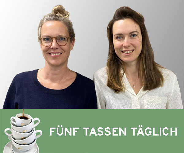 Zwei Frauen, Text „FÜNF TASSEN TÄGLICH“