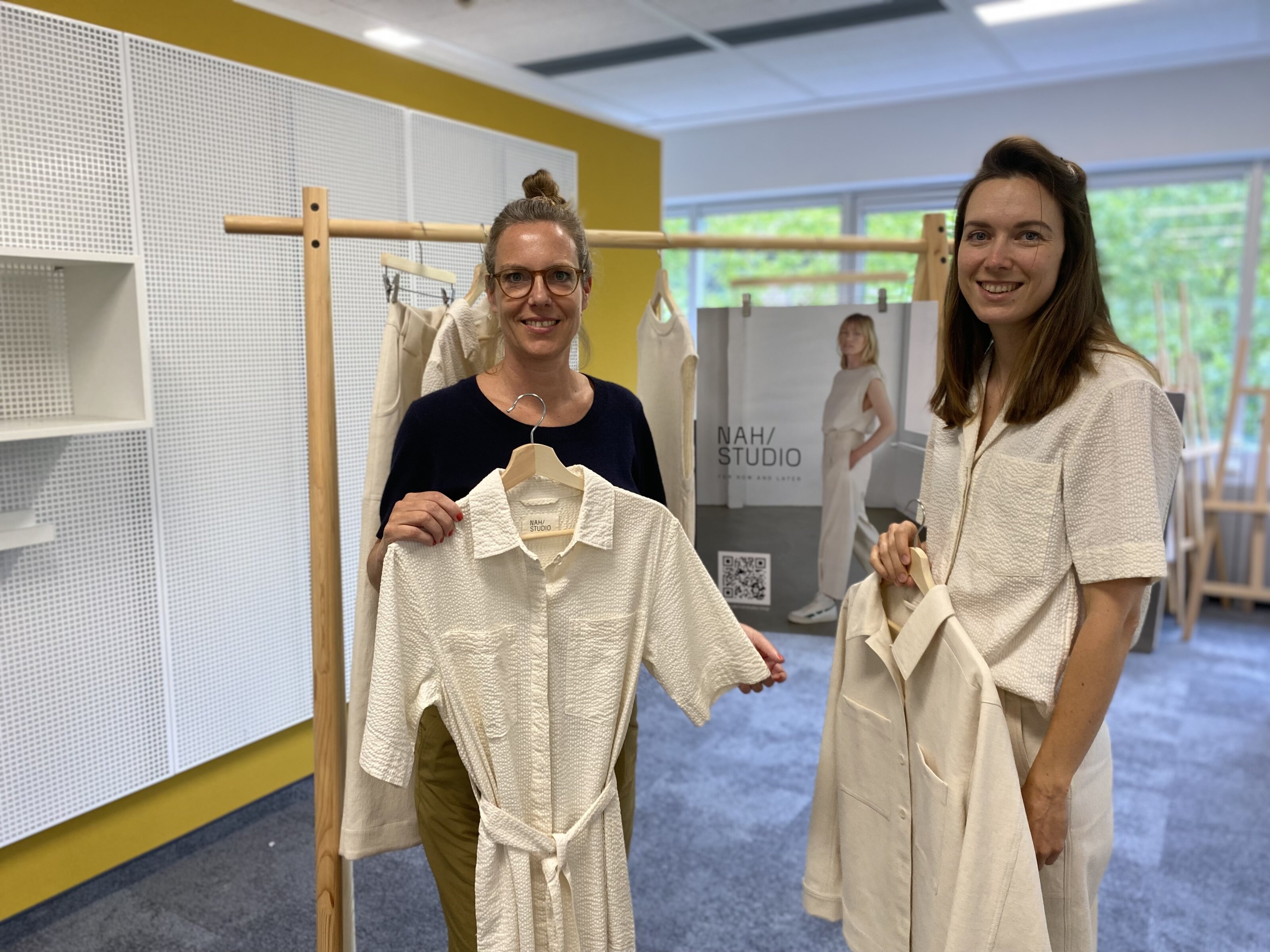 Zwei Frauen präsentieren helle Leinenkleider