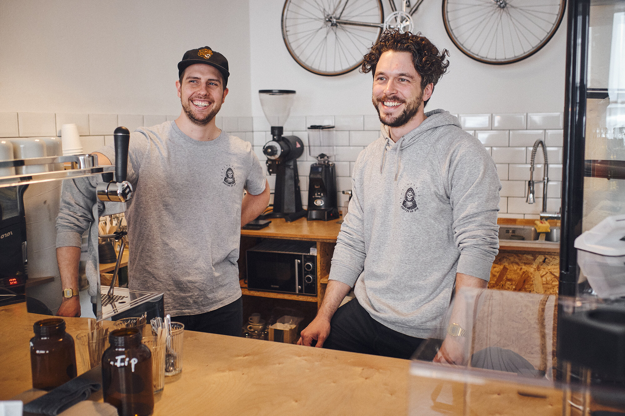 Zwei Baristas hinter einer Kaffeetheke