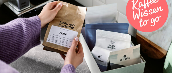 Person hält Kaffeepackung, Box mit weiteren Sorten