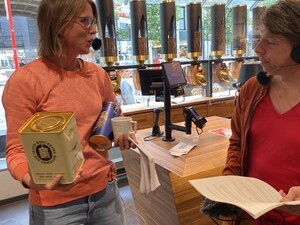 Link: Großansicht des Bildes - Bildinhalt: Zwei Personen mit Kaffeedosen in moderner Rösterei