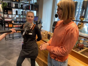 Link: Großansicht des Bildes - Bildinhalt: Interview in Kaffeeladen, Mikrofon und Bohnenregale