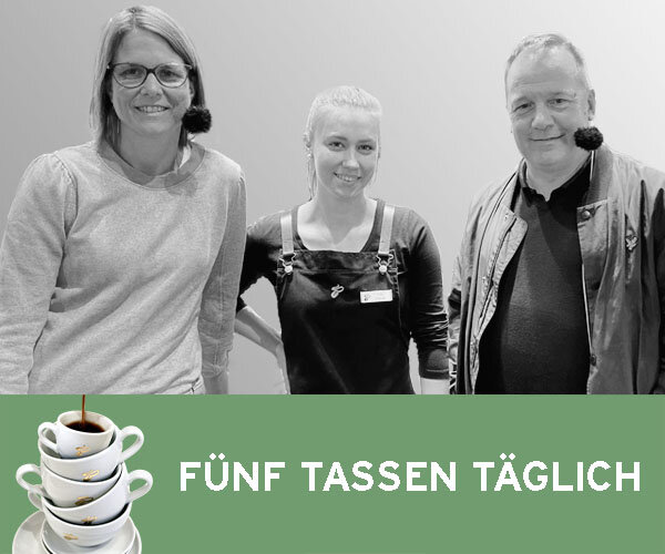 Drei Personen und Text „FÜNF TASSEN TÄGLICH“