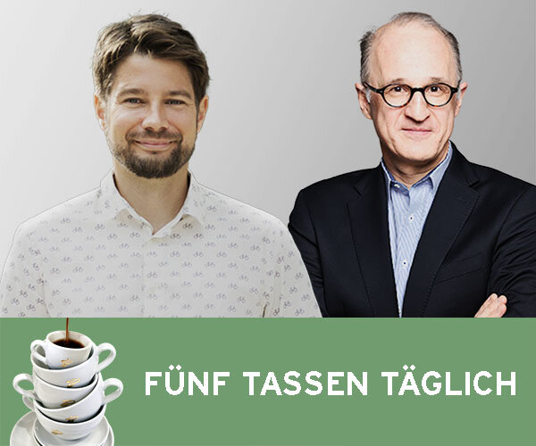 Zwei Männer und Stapel Kaffeetassen, Text