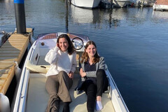 Zwei Personen entspannen in einem Boot im Hafen