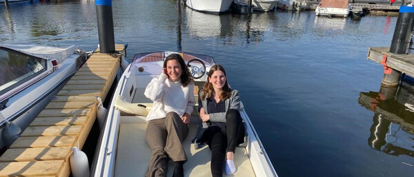 Zwei Personen entspannen in einem Boot im Hafen