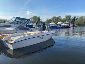 Link: Großansicht des Bildes - Bildinhalt: Weiße Motorboote im sonnigen Yachthafen