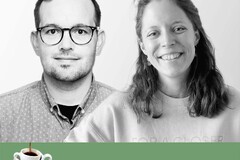 Zwei Personen, Text „Fünf Tassen täglich“