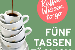 Gestapelte Kaffeetassen, Schrift „Fünf Tassen täglich“
