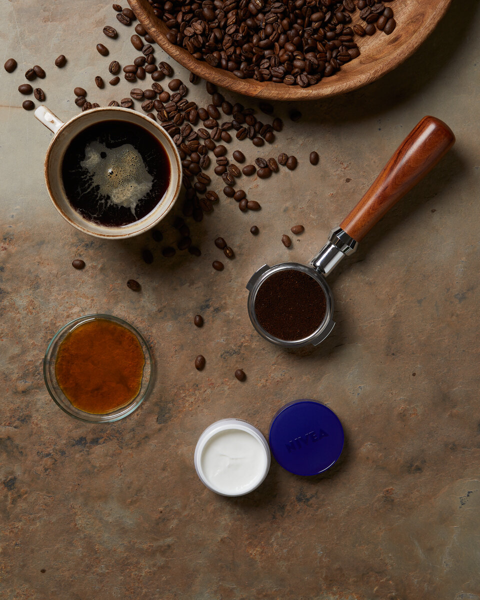 Kaffeetasse, Bohnen, Siebträger und Nivea-Creme