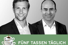 Zwei Männer im Anzug, unten fünf Kaffeetassen