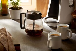 Link: Großansicht des Bildes - Bildinhalt: Kaffeekanne und zwei Tassen auf Küchenarbeitsplatte