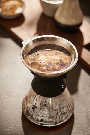 Link: Großansicht des Bildes - Bildinhalt: Filterkaffee in Glaskaraffe bei Sonnenlicht