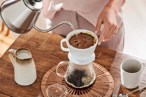 Link: Großansicht des Bildes - Bildinhalt: Hand brüht Filterkaffee mit Glaskanne