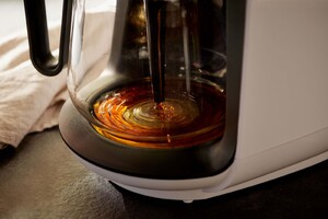 Link: Großansicht des Bildes - Bildinhalt: Nahaufnahme einer Kaffeekanne beim Brühen