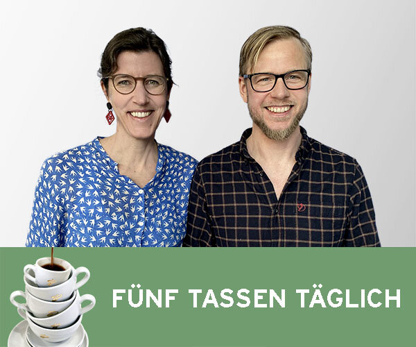 Zwei Personen und Stapel Kaffeetassen, Text: fünf Tassen täglich