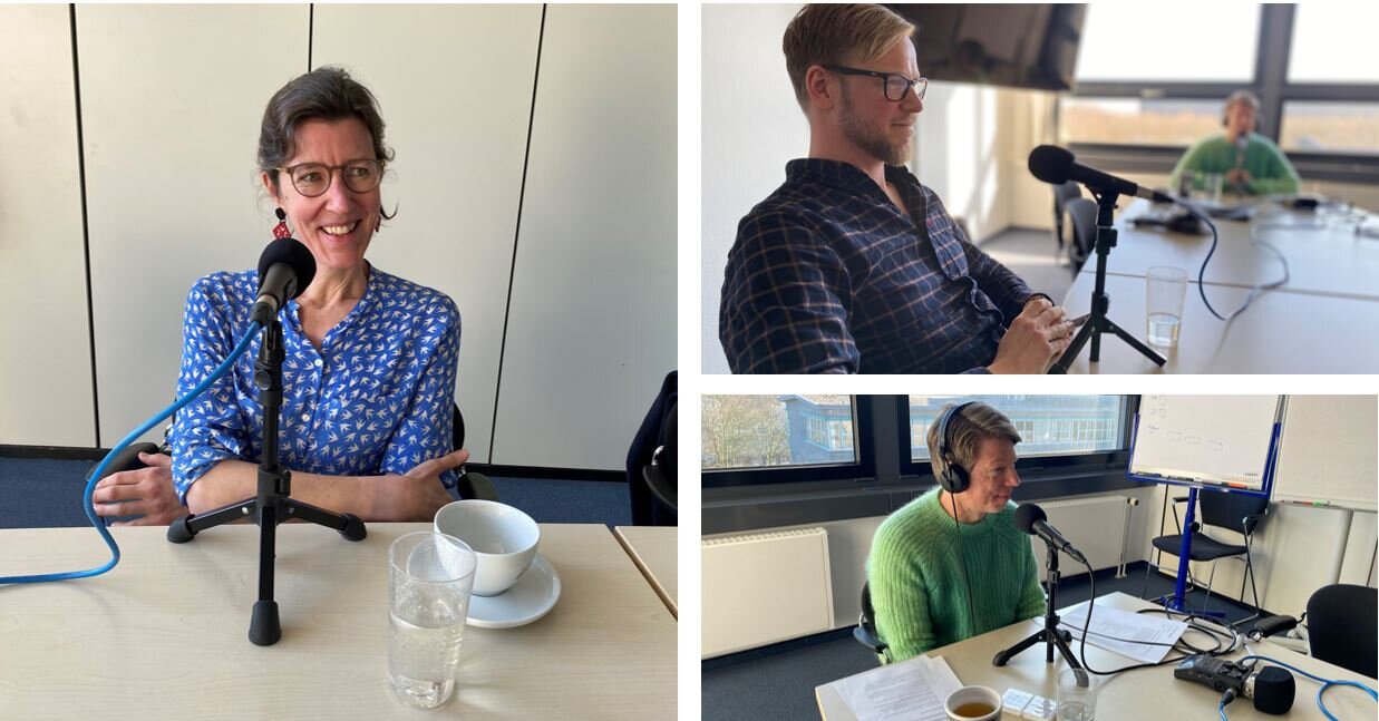 Menschen nehmen gemeinsam Podcast im Büro auf