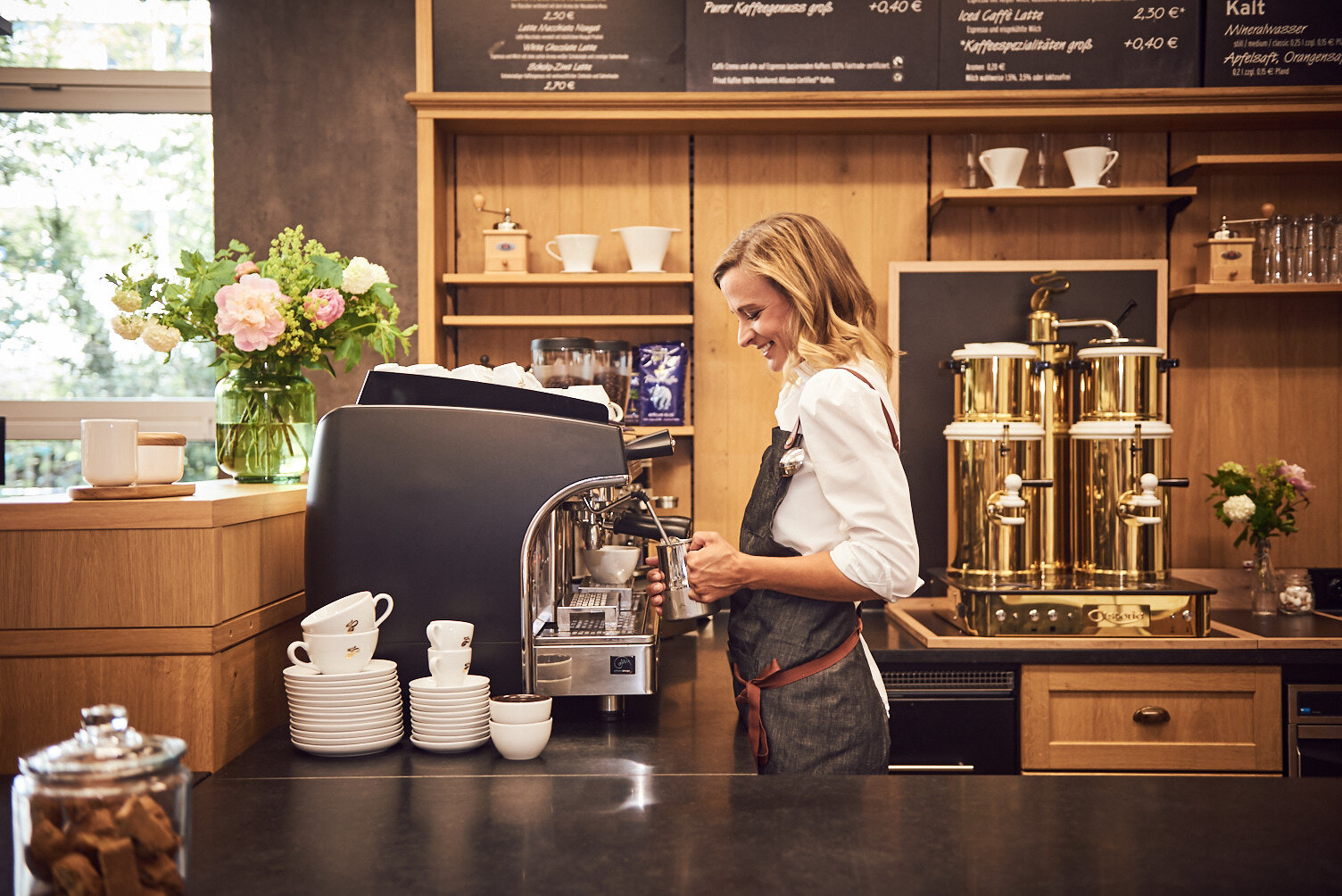 Barista bereitet Kaffee an Espressomaschine zu