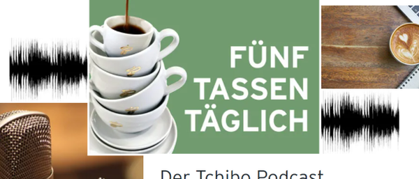 Podcast-Cover: fünf Kaffeetassen und Mikrofon