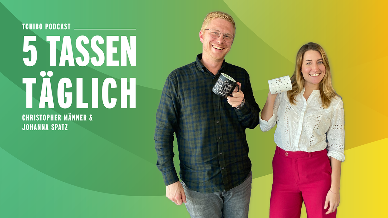 Zwei Personen halten Kaffeetassen vor Farbverlauf