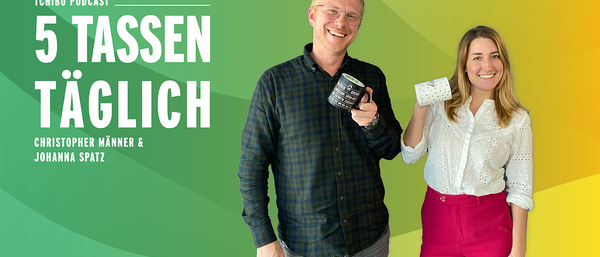 Zwei Personen halten Kaffeetassen vor Farbverlauf