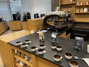 Link: Großansicht des Bildes - Bildinhalt: Kaffeeverkostung mit Tassen und Espressomaschine