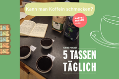 Podcastgrafik mit Kaffeetassen und Text „5 Tassen täglich“