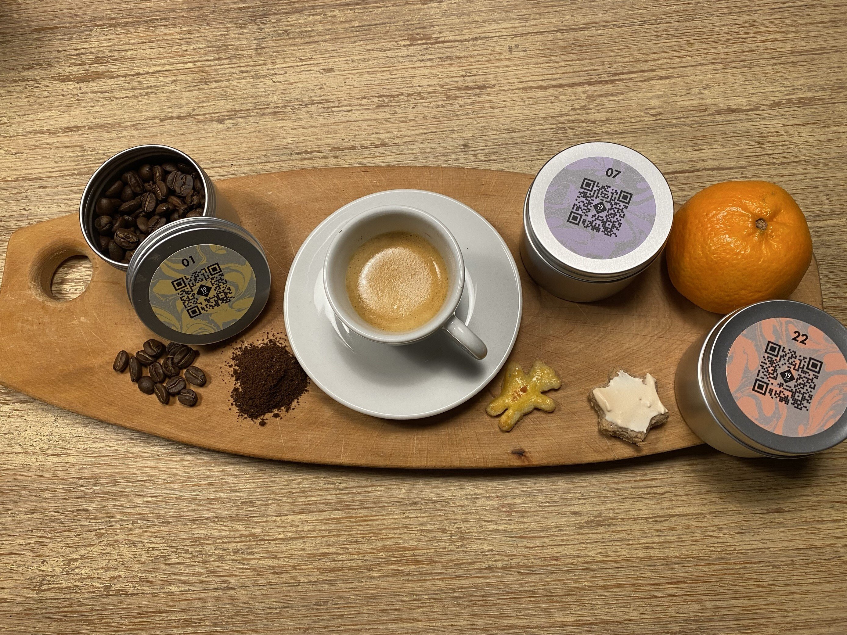 Espresso mit Kaffeebohnen, Dosen, Plätzchen, Mandarine