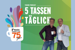 Zwei Männer mit Kaffeetassen vor Tchibo-Podcasttitel