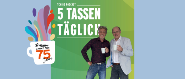 Zwei Männer mit Kaffeetassen vor Tchibo-Podcasttitel