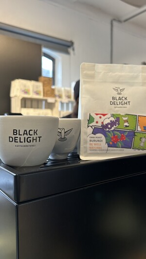 Link: Großansicht des Bildes - Bildinhalt: Kaffeetassen und Black Delight Kaffeepackung