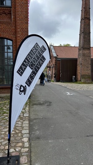 Link: Großansicht des Bildes - Bildinhalt: Hamburg Coffee Festival Fahne vor Backsteingebäuden