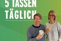 Zwei Personen mit Kaffeetassen vor grünem Podcast-Plakat