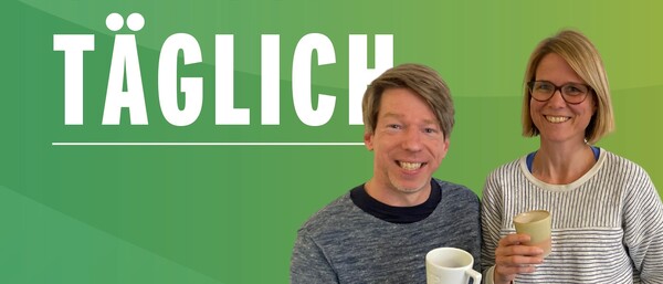 Zwei Personen mit Kaffeetassen vor grünem Podcast-Plakat