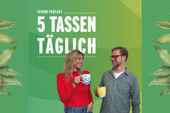 Zwei Personen mit Kaffeetassen vor Podcasttitel